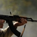 Detenido por amenazar a su hija con una ametralladora AK-47 por sacar notables en lugar de sobresalientes