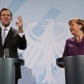 Rajoy se pregunta por qué cuando habla con Merkel siempre se oye por debajo otra voz en alemán