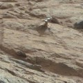 El Curiosity encuentra un extraño objeto metálico en una roca marciana
