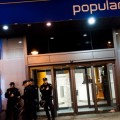 Un juez increpa a un cordón policial en Génova 13: "Esto es ilegal, estáis defendiendo a estos del PP"