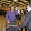 Bárcenas vuelve de Canadá... y hace una 'peineta' a la prensa que le espera en el aeropuerto