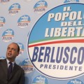 Tres jóvenes desnudas interrumpen la votación de Berlusconi en Milán