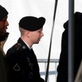 Manning se declara culpable de 10 cargos para evitar la pena de muerte