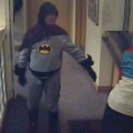 "Batman" entrega un sospechoso en una comisaría inglesa [ENG]