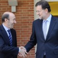 Rajoy y Rubalcaba sellan un pacto de silencio sobre la crisis de la Corona al dictado de la Casa Real