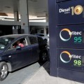 La CNE expedienta a las petroleras por bajar el precio del carburante los lunes