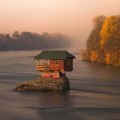 La casita de la roca del río Drina, 45 años en equilibrio (ING)