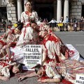 Falleras ensangrentadas protestan en Valencia contra las corridas de toros