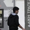 Centenares de personas colapsan los bancos de Chipre