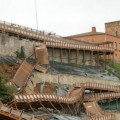 El agua derrumba una polémica pasarela de casi un millón de euros ejecutada por la Junta de Castilla y León en Benavente
