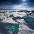 Fragmentos de hielo turquesa sobresalen del lago más grande del mundo