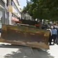 Un chipriota acude a la sucursal de su banco en una excavadora