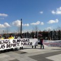 Pancartas de los trabajadores municipales frente al hotel de lujo del COI: "Spain gold medal in corruPPtion" (foto)