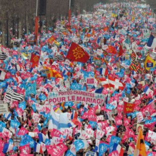Cientos de miles de personas marchan en París contra el matrimonio gay