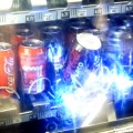 Un robot roba refrescos de una máquina de vending