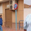 El edil de Seguridad de Torrevieja cambia una señal de tráfico después de ser multado