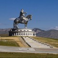 Genghis Khan cabalga de nuevo; una enorme estatua ecuestre del emperador domina la estepa mongola (ENG)