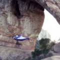 Un hombre atraviesa volando la roca Foradada de Montserrat