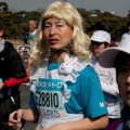 Gente rara corriendo la Maratón de Tokyo