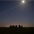 La Estación Espacial Internacional cruzando el cielo sobre Stonehenge
