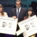 Las hijas de Otegi y Eguiguren recogen el premio Gernika en nombre de sus padres