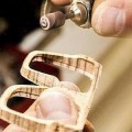 Una empresa malagueña lanza gafas de madera artesanales hechas a mano