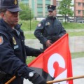 La policía requisa los mástiles de las banderas de CNT por su “peligrosidad” durante el 1 de Mayo en Oviedo