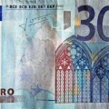 Un hombre consigue pagar con un billete de 30 euros