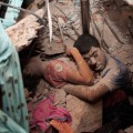 El abrazo final: La fotografía más difícil de olvidar desde Bangladesh (Eng)