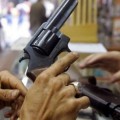 Un niño de cuatro años mata a otro de once en Florida mientras jugaban con una pistola