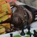 El ajedrecista que juega tumbado