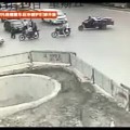 Conductor de un scooter termina en un agujero después de golpear a varios vehículos