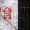 Personas anónimas marcan de rojo las casas cerradas de Córdoba