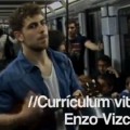 La Sexta ficha al periodista en paro que cantó su currículo en el metro