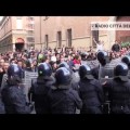 La policía italiana intenta disolver una asamblea y la oposición de los estudiantes les obliga a huir