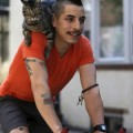 Ciclista  lleva a su gato cuando sale de paseo