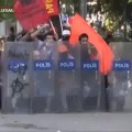 Manifestantes turcos se enfrentan a los antidisturbios y se apoderan de sus escudos