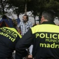 Policías municipales de Madrid borran fotos del fotoperiodista Olmo Calvo