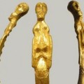 Descubren una estatuilla de mujer de oro, correspondiente a la Edad del Hierro, en Dinamarca [EN]