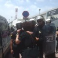 Mujer abronca a la policía por pegar a jóvenes injustificadamente