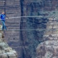 El funambulista Nik Wallenda cruza el Cañón del Colorado