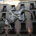 Una salamanquesa gigante hecha con 5.000 cd's domina la fachada de un edificio del centro de Madrid (foto)