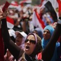Un escudo humano protege de posibles abusos a las mujeres que protestan en Tahrir [ENG]