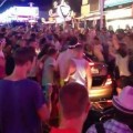 Hordas de borrachos zarandean coches en Magaluf (Mallorca)