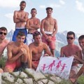 Activistas homófobos se manifiestan haciendo una torre humana de hombres sin camiseta