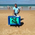 Aprendiendo de un vendedor ambulante en la playa de la Barrosa en Cádiz