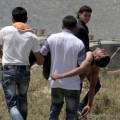Video muestra a un soldado israelí atacando violentamente a trabajadores palestinos