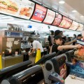 McDonald's admite que el 90% de sus empleados en Reino Unido tienen contratos de cero horas [ENG]