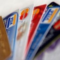 Ruso crea su propio contrato para la tarjeta de crédito, consigue que el banco lo firme y les demanda por incumplirlo