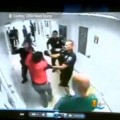 Un policía ataca a puñetazos a una menor con trastorno mental en EE.UU